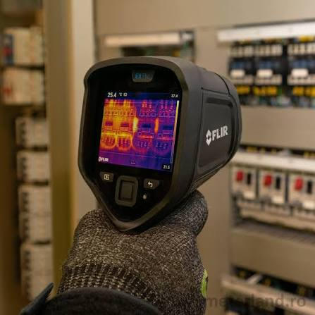 Termocamera FLIR E5 PRO in uso su quadro elettrico