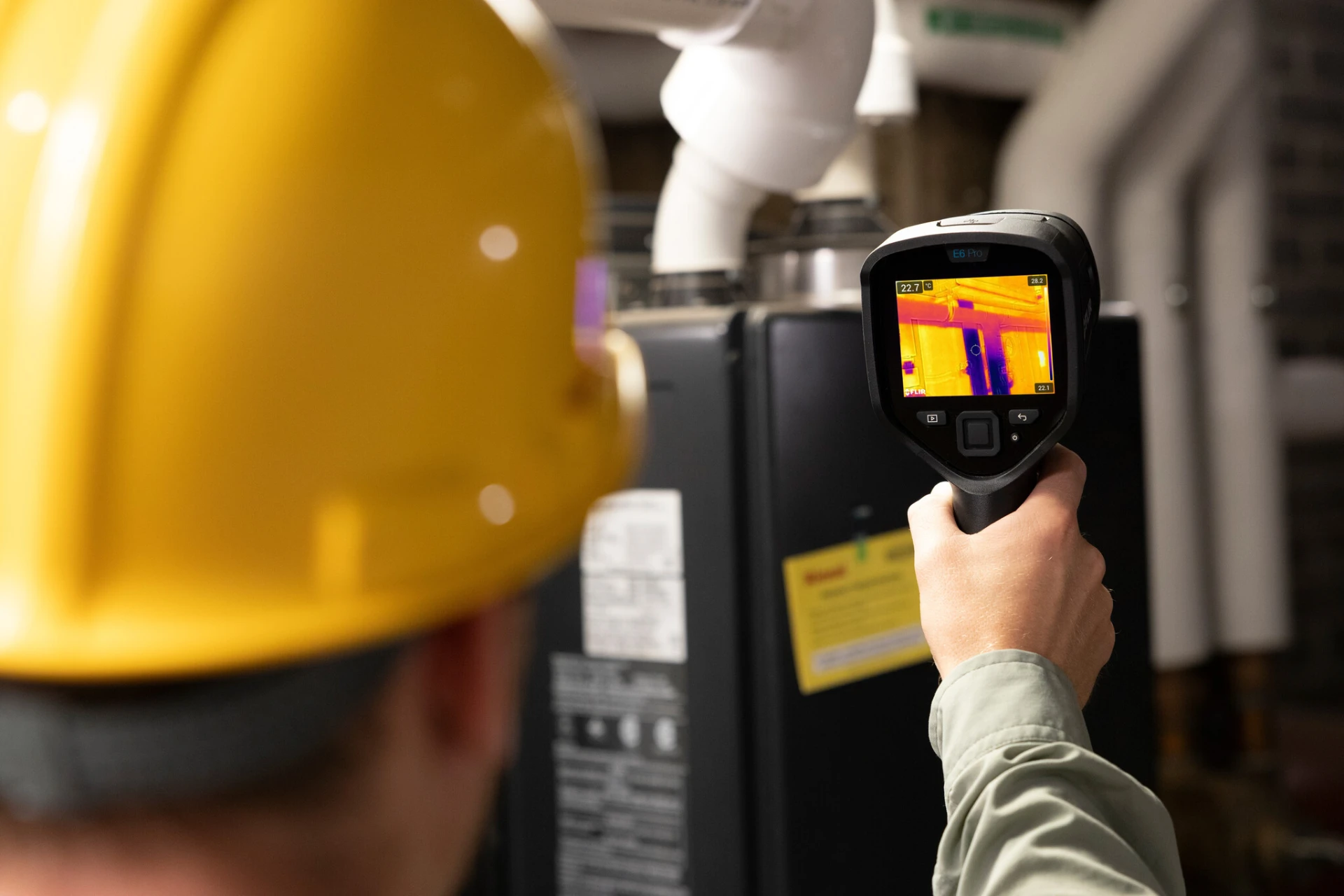 Termocamera FLIR E6 PRO in uso con casco di sicurezza